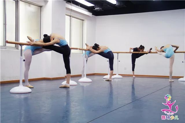 跳舞练基本功痛到哭的状态,跳舞练什么基本功是最好的