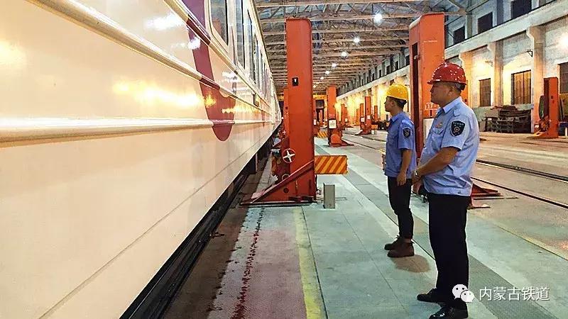 旅客还在熟睡中,他们竟悄悄换走了火车底盘!