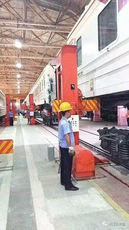 旅客还在熟睡中,他们竟悄悄换走了火车底盘!