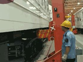 旅客还在熟睡中,他们竟悄悄换走了火车底盘!