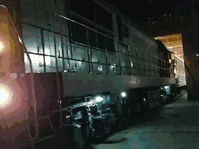 旅客还在熟睡中,他们竟悄悄换走了火车底盘!