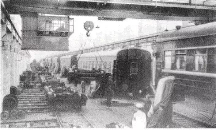 旅客还在熟睡中,他们竟悄悄换走了火车底盘!