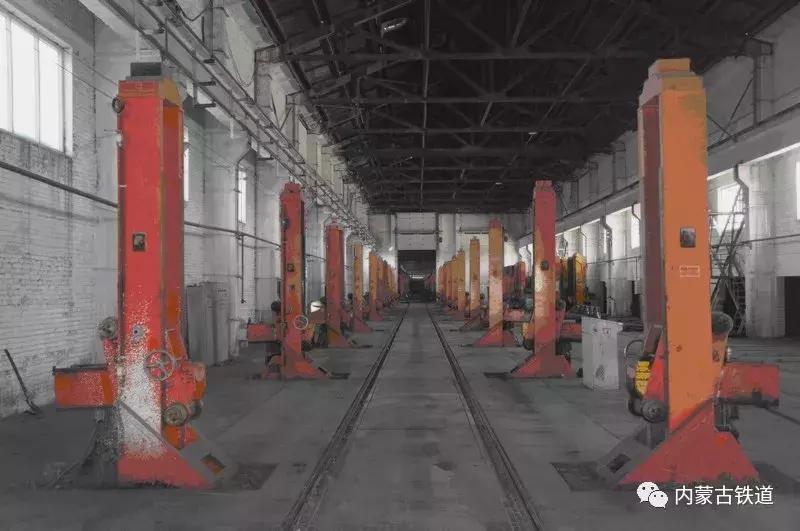 旅客还在熟睡中,他们竟悄悄换走了火车底盘!