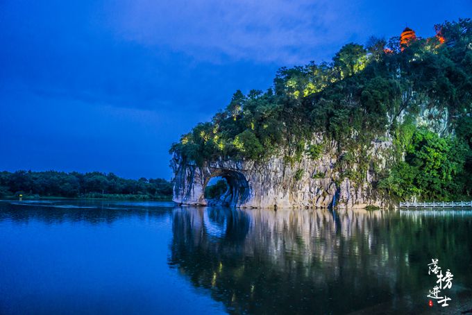 象山是桂林的标志,其实夜色下的象山才最美,很多游客都错过了