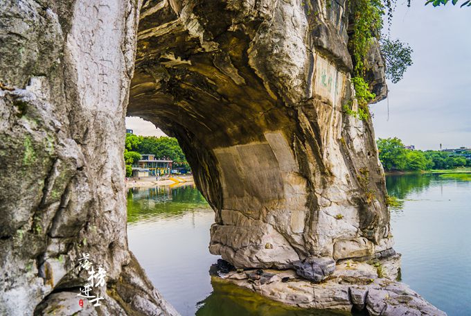 象山是桂林的标志,其实夜色下的象山才最美,很多游客都错过了