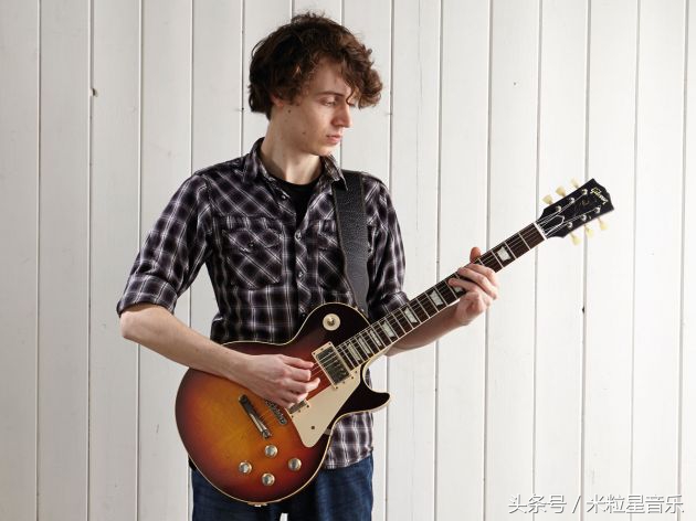 弹吉他如何做到不看琴弦,弹吉他怎么做到不看谱也能弹