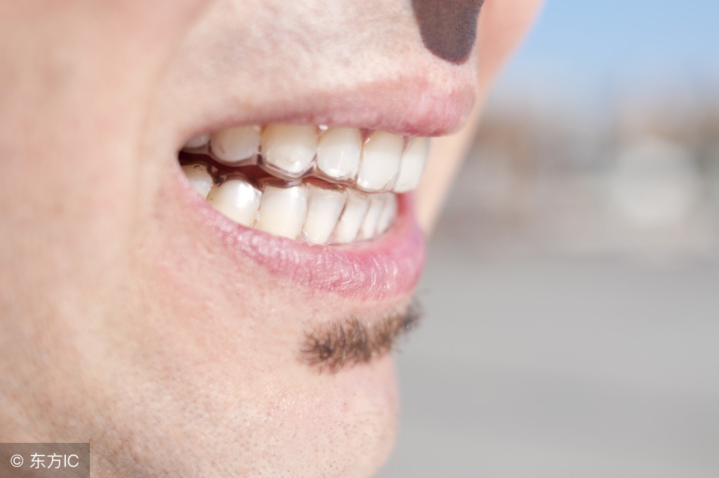 小便时咬紧后槽牙,小便时咬紧牙关能补肾吗