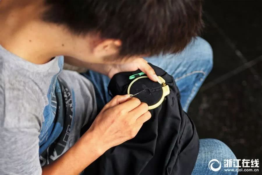 专门给奢侈品、跑车补洞，从LV到保时捷，杭州小伙补3个洞要价1万