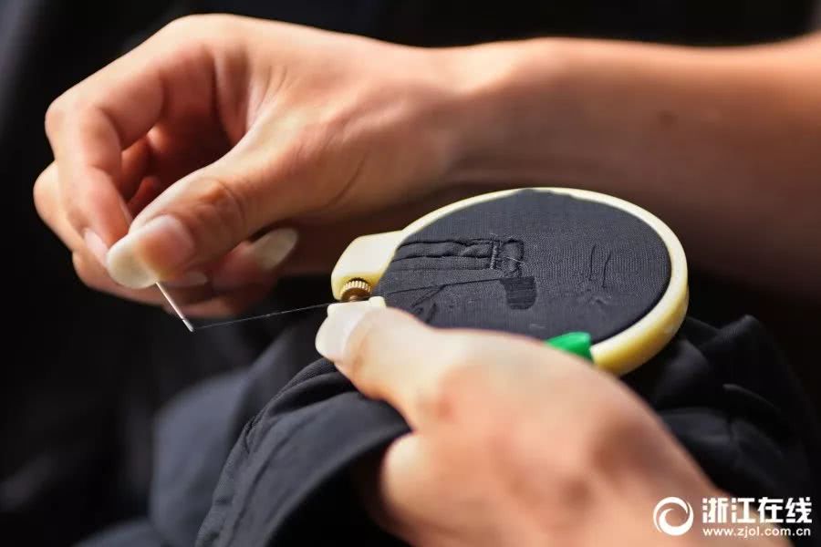 专门给奢侈品、跑车补洞，从LV到保时捷，杭州小伙补3个洞要价1万