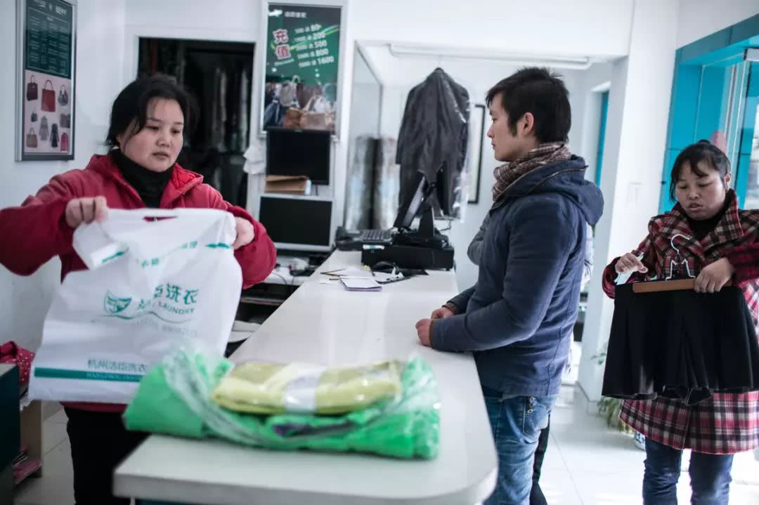 专门给奢侈品、跑车补洞，从LV到保时捷，杭州小伙补3个洞要价1万