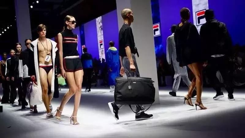 fila官网流行款,人手一件的衣服有哪些