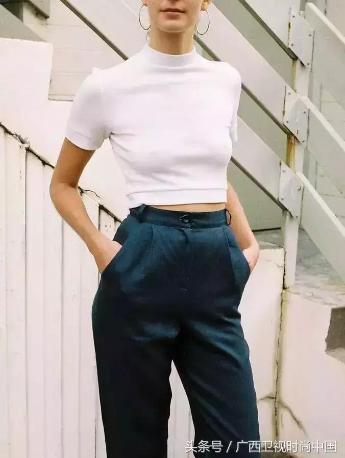 针织衫短袖里面应该穿什么,黑色金丝宽松短袖针织衫怎么搭