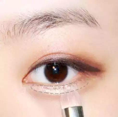 怎样拥有迷人卧蚕,卧蚕饱满化妆技巧图解女生