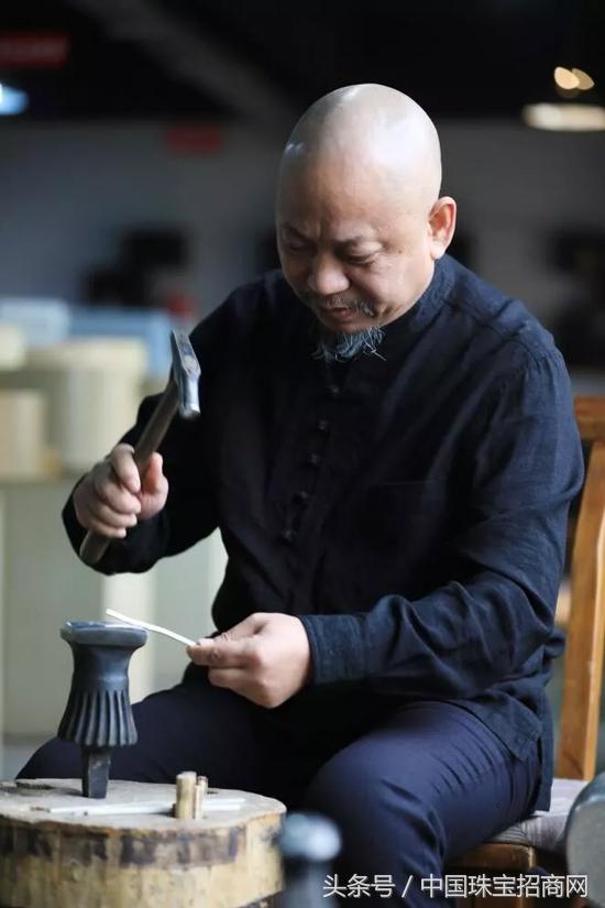 从剃头匠到卖货郎南阳首富,从摆地摊小商贩到百亿集团董事长