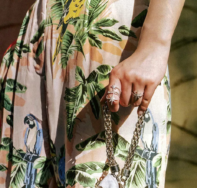 apmmonaco是奢侈品吗,apmmonaco官方旗舰店橱窗