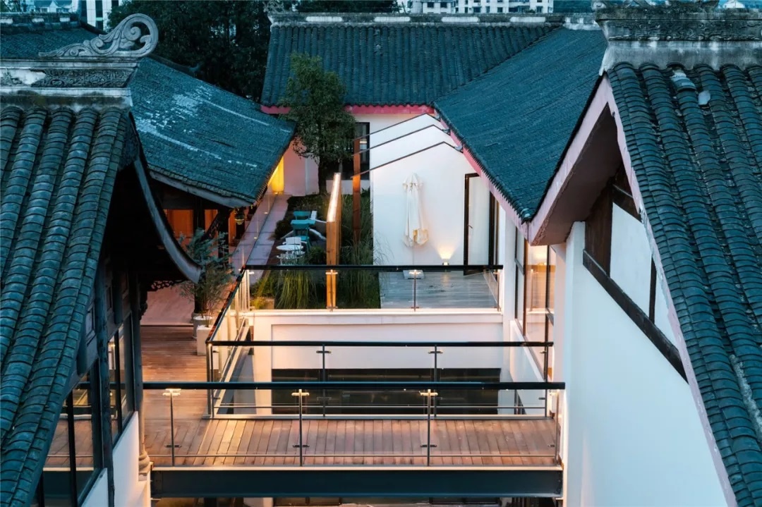 国庆假期住哪儿？水灵妹为你精心奉上都江堰这10家紧临景区的民宿酒店！让你坐拥青山绿水，感受品质生活