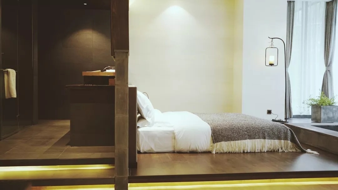 国庆假期住哪儿？水灵妹为你精心奉上都江堰这10家紧临景区的民宿酒店！让你坐拥青山绿水，感受品质生活