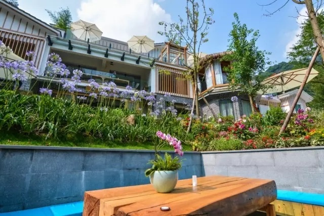 国庆假期住哪儿？水灵妹为你精心奉上都江堰这10家紧临景区的民宿酒店！让你坐拥青山绿水，感受品质生活