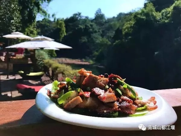 国庆假期住哪儿？水灵妹为你精心奉上都江堰这10家紧临景区的民宿酒店！让你坐拥青山绿水，感受品质生活