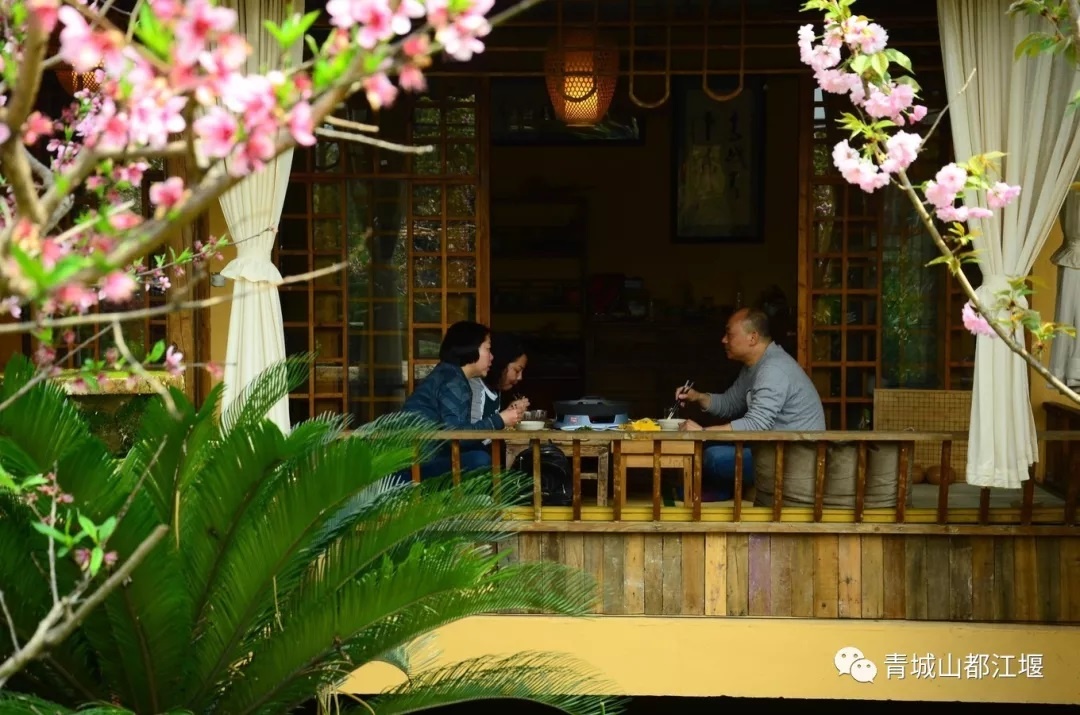 国庆假期住哪儿？水灵妹为你精心奉上都江堰这10家紧临景区的民宿酒店！让你坐拥青山绿水，感受品质生活