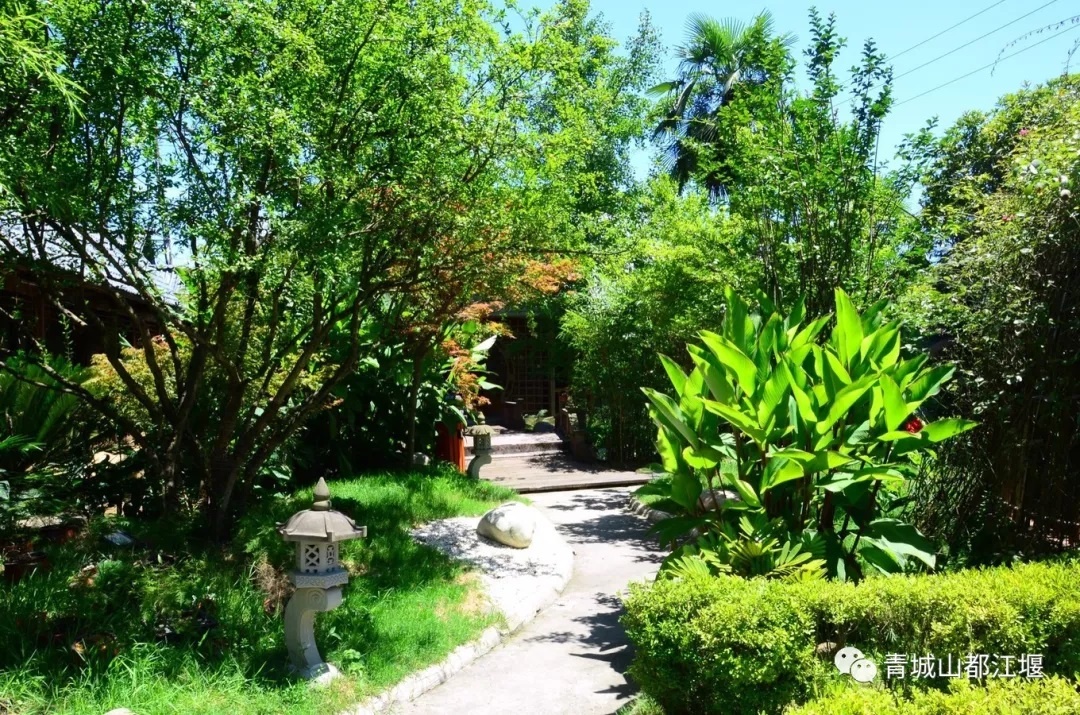 国庆假期住哪儿？水灵妹为你精心奉上都江堰这10家紧临景区的民宿酒店！让你坐拥青山绿水，感受品质生活