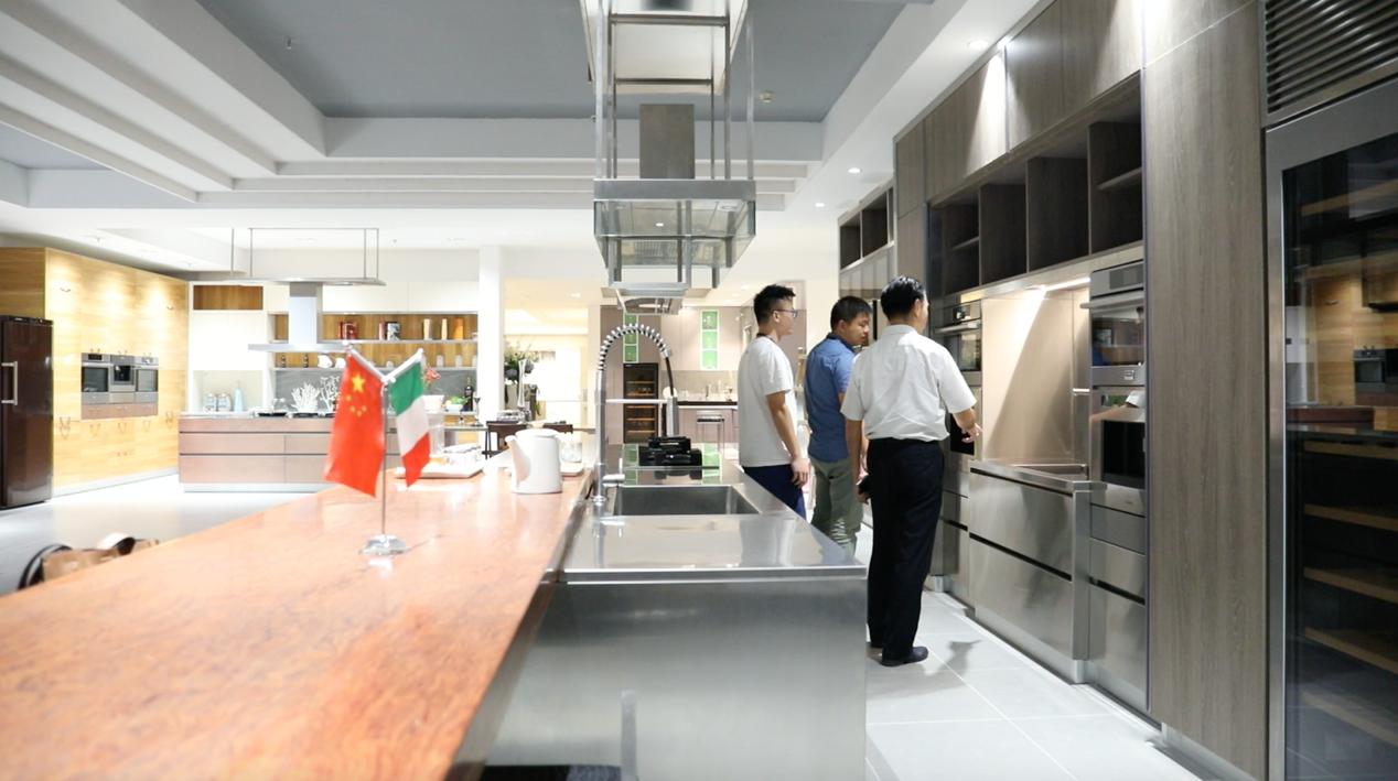 卓意莫锐辉:17岁还是门童如今是华南橱柜巨头董事长