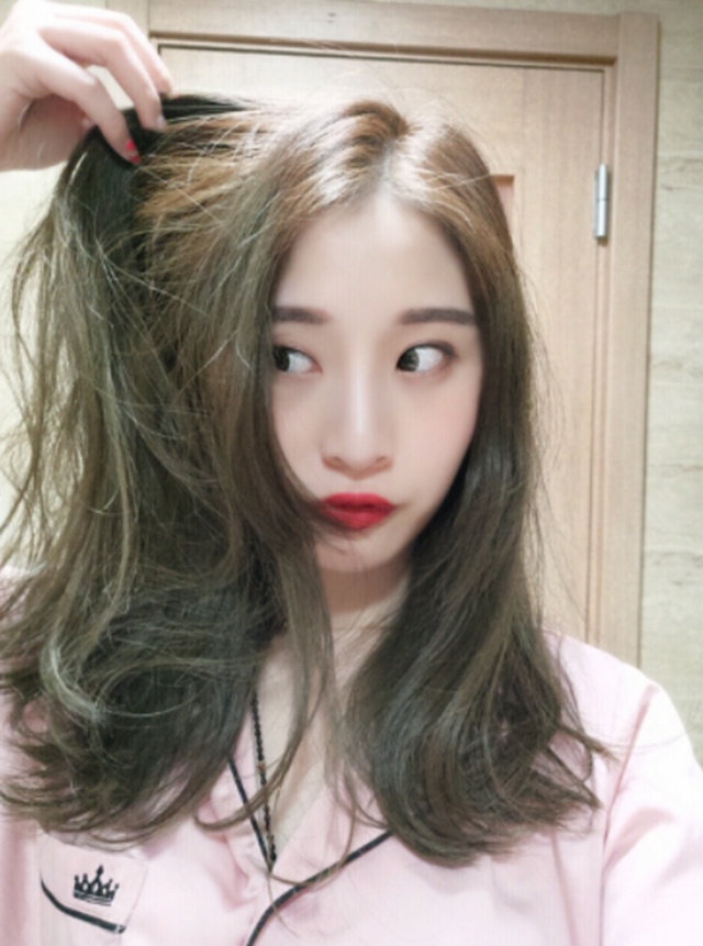 发色秋天显白高级冷棕灰,秋天发色推荐亚麻茶棕