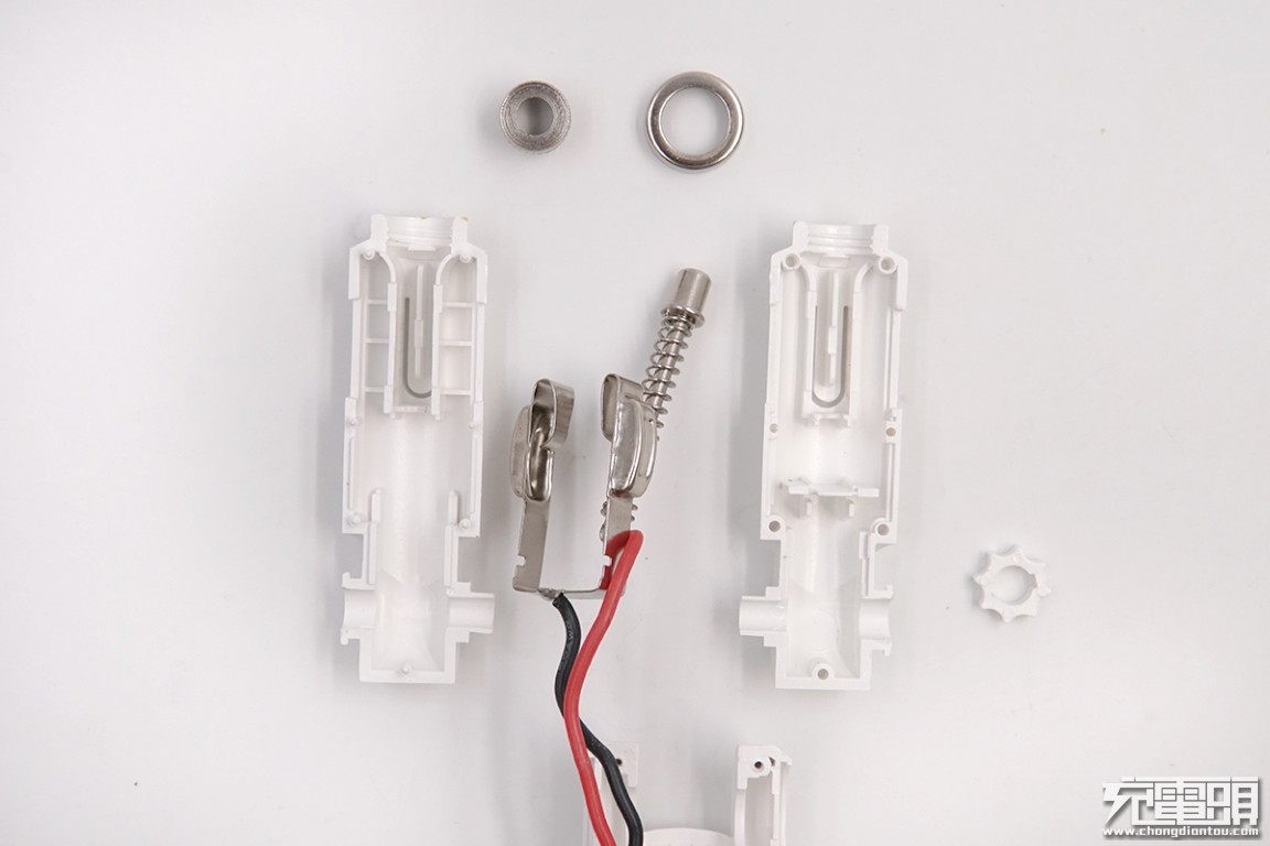 这款车充的设计怎么越看越奇怪