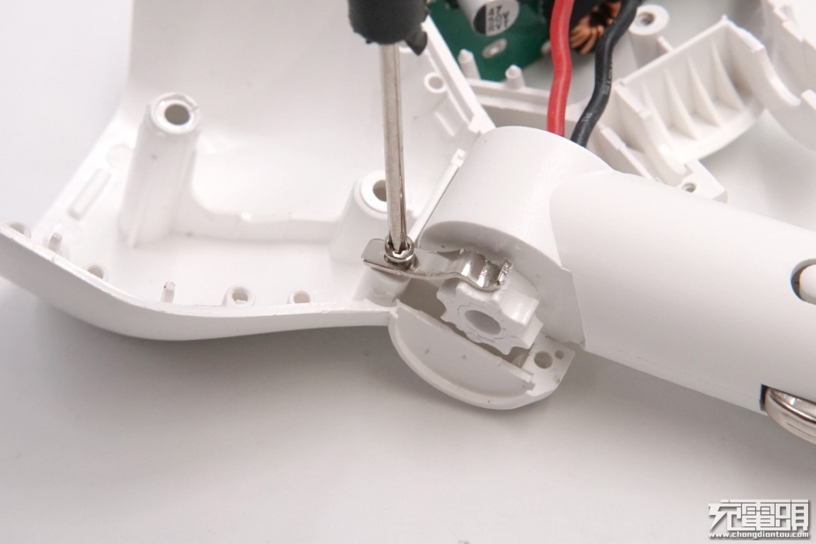 这款车充的设计怎么越看越奇怪