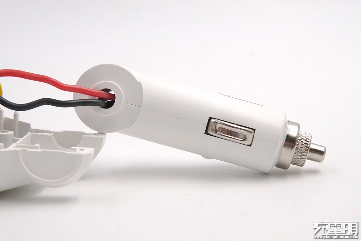 这款车充的设计怎么越看越奇怪