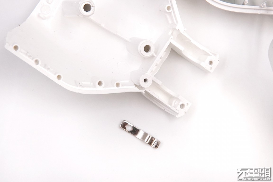 这款车充的设计怎么越看越奇怪