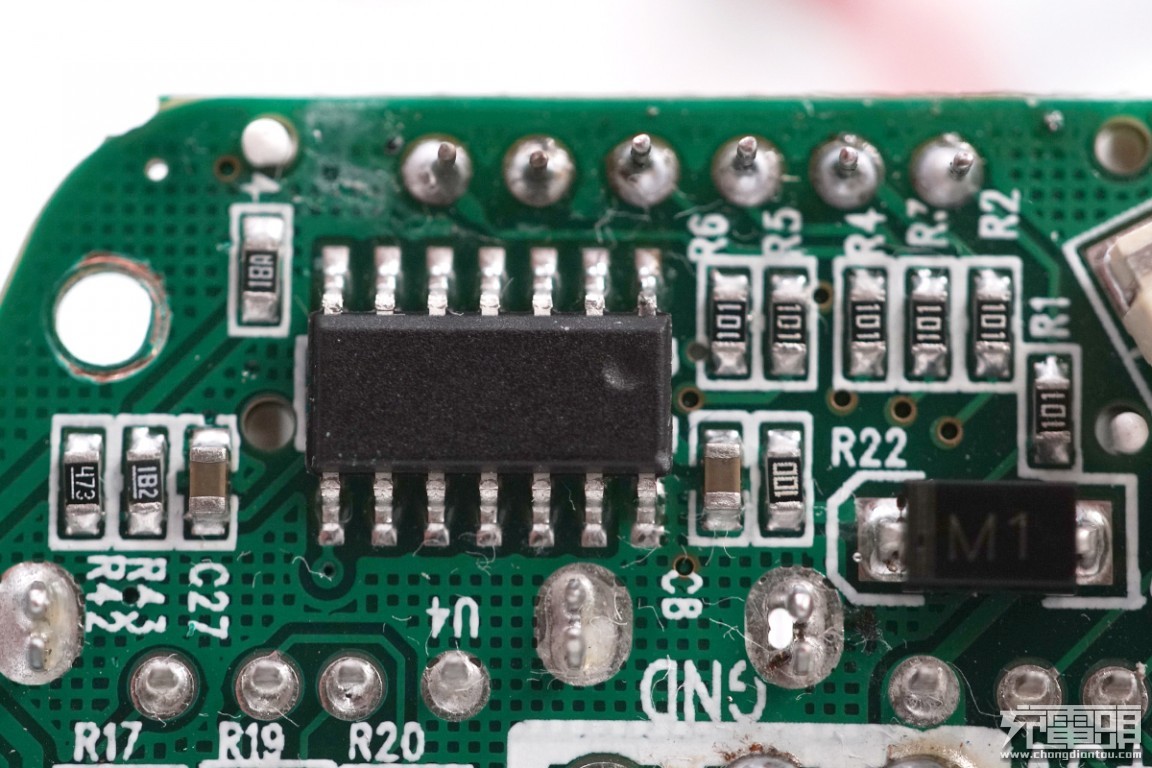 这款车充的设计怎么越看越奇怪