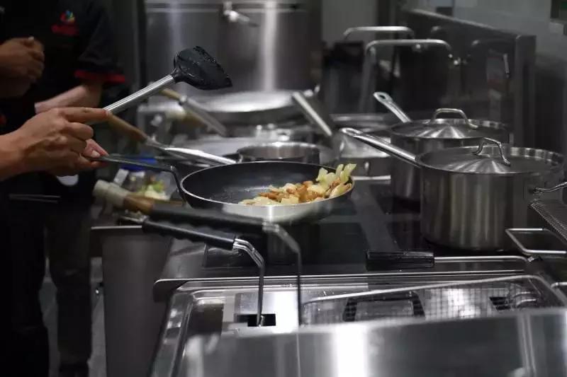 如何承包食堂档口,在学校承包食堂档口赚钱吗