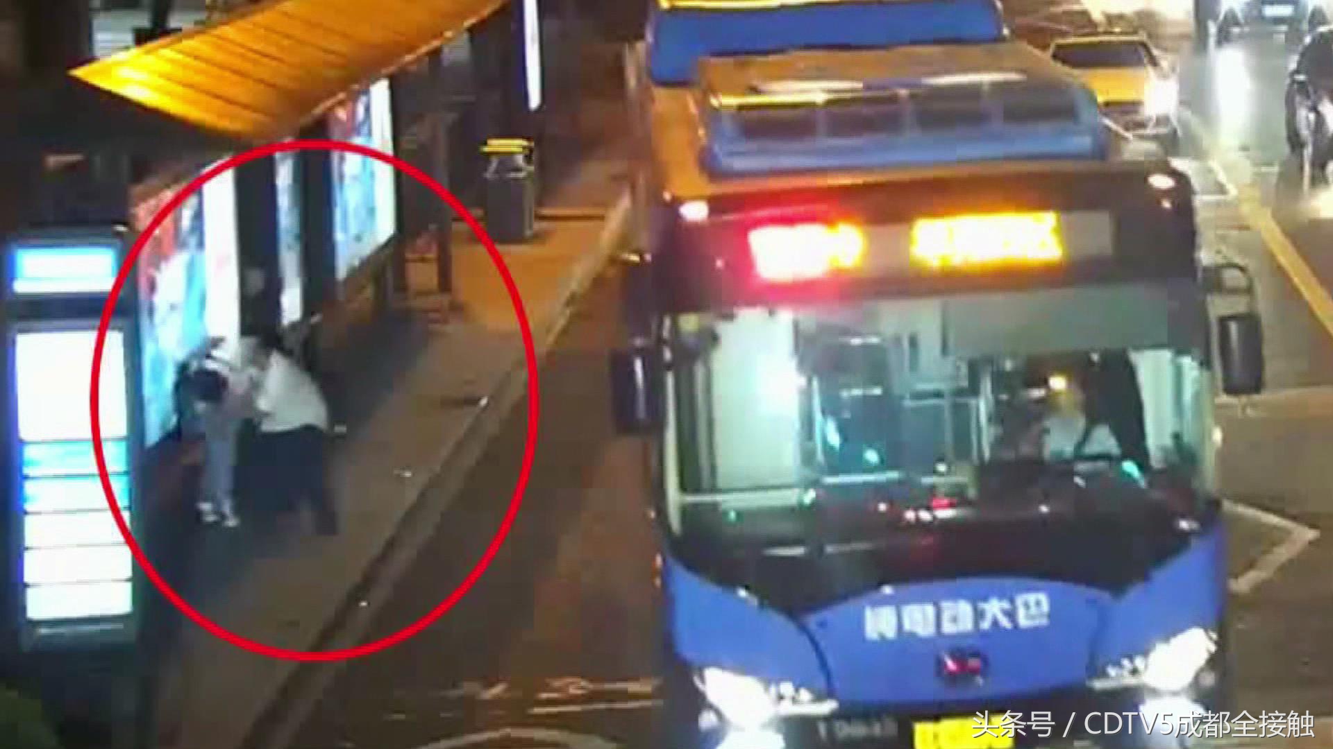 杭州:厚颜无耻!姑娘被陌生男子强吻龌龊男称:有被吸引的感觉