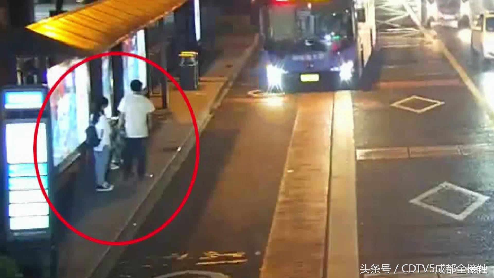 杭州:厚颜无耻!姑娘被陌生男子强吻龌龊男称:有被吸引的感觉