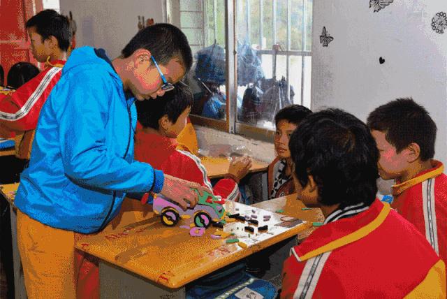 一群外来人带着「梦想」的旅行箱,打破了山娃娃们的平静生活……