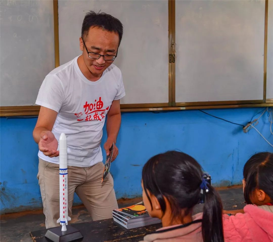 一群外来人带着「梦想」的旅行箱,打破了山娃娃们的平静生活……