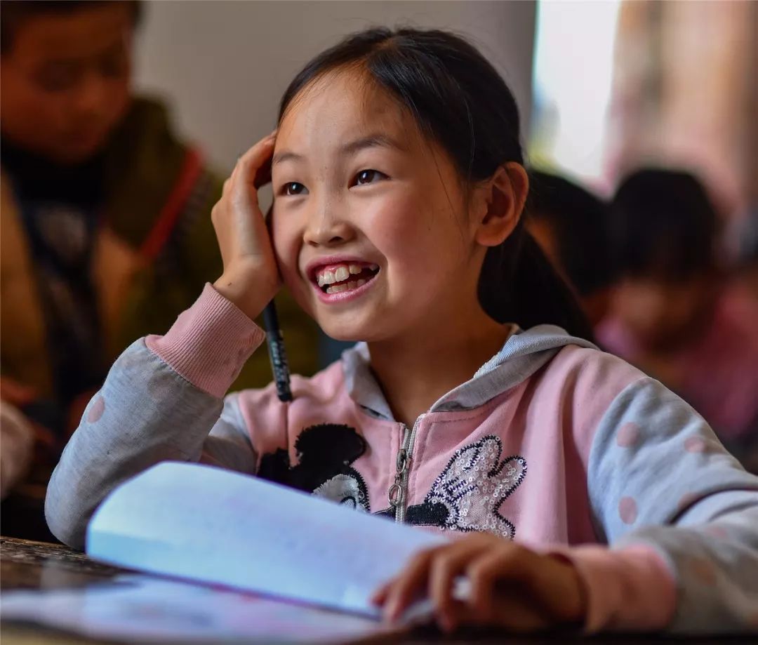 一群外来人带着「梦想」的旅行箱,打破了山娃娃们的平静生活……