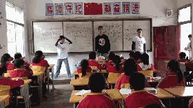 一群外来人带着「梦想」的旅行箱,打破了山娃娃们的平静生活……