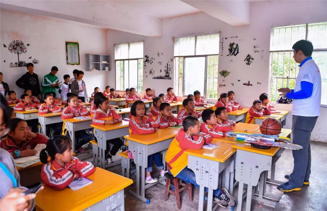 一群外来人带着「梦想」的旅行箱,打破了山娃娃们的平静生活……