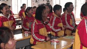 一群外来人带着「梦想」的旅行箱,打破了山娃娃们的平静生活……