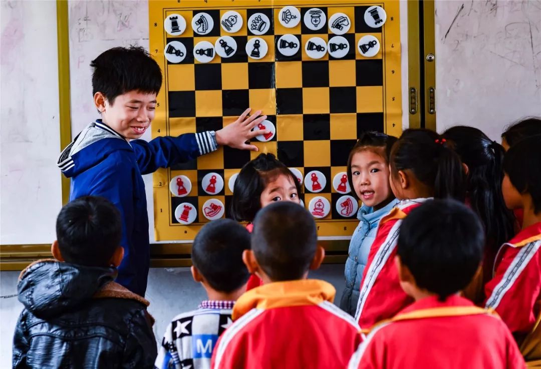 一群外来人带着「梦想」的旅行箱,打破了山娃娃们的平静生活……