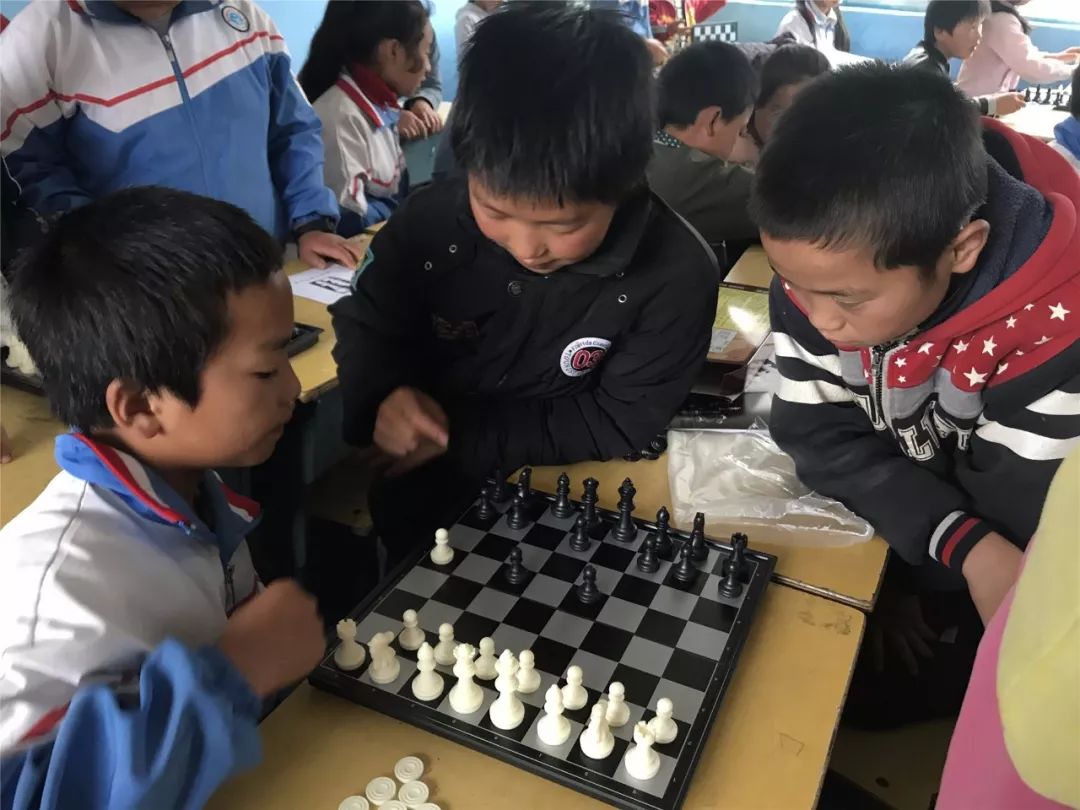 一群外来人带着「梦想」的旅行箱,打破了山娃娃们的平静生活……