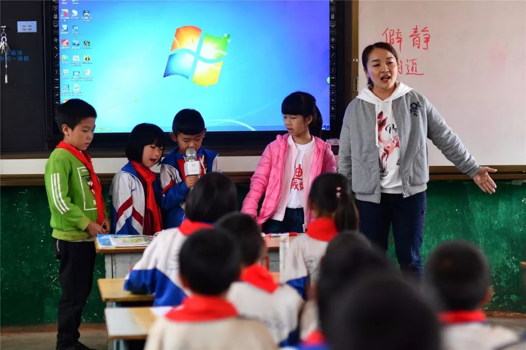 一群外来人带着「梦想」的旅行箱,打破了山娃娃们的平静生活……