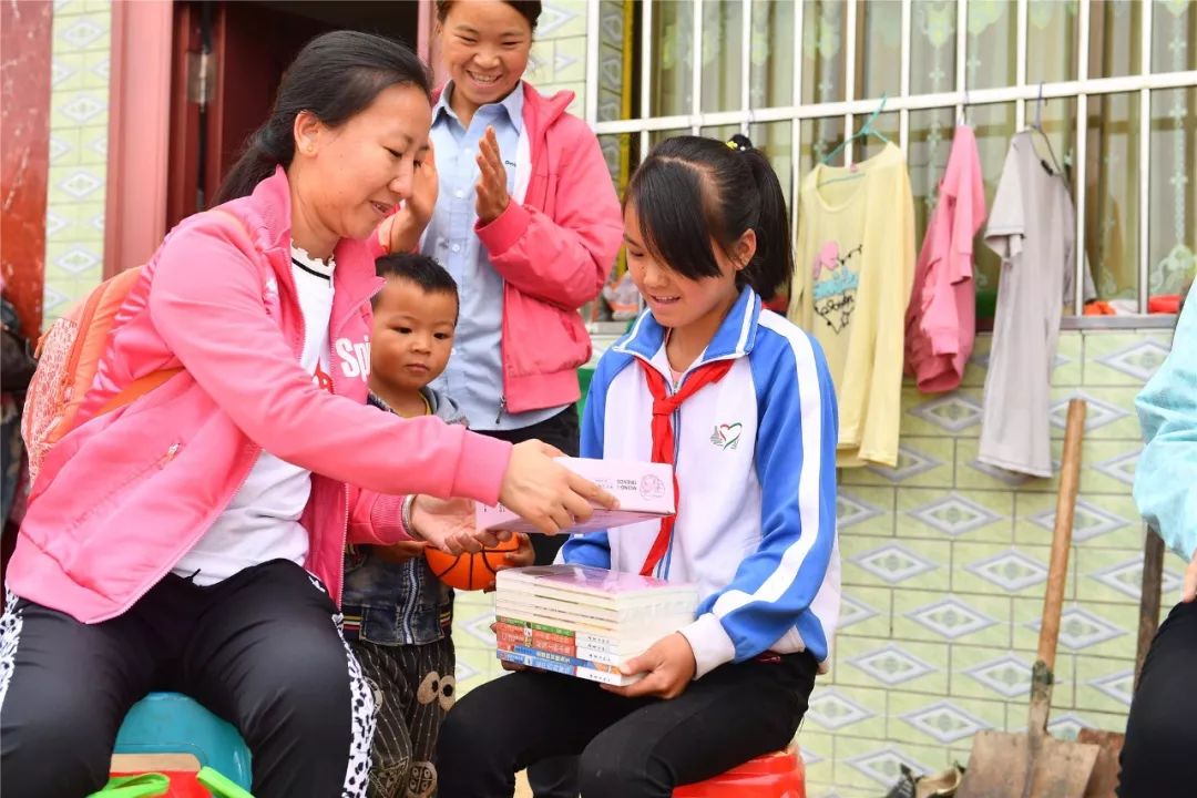 一群外来人带着「梦想」的旅行箱,打破了山娃娃们的平静生活……