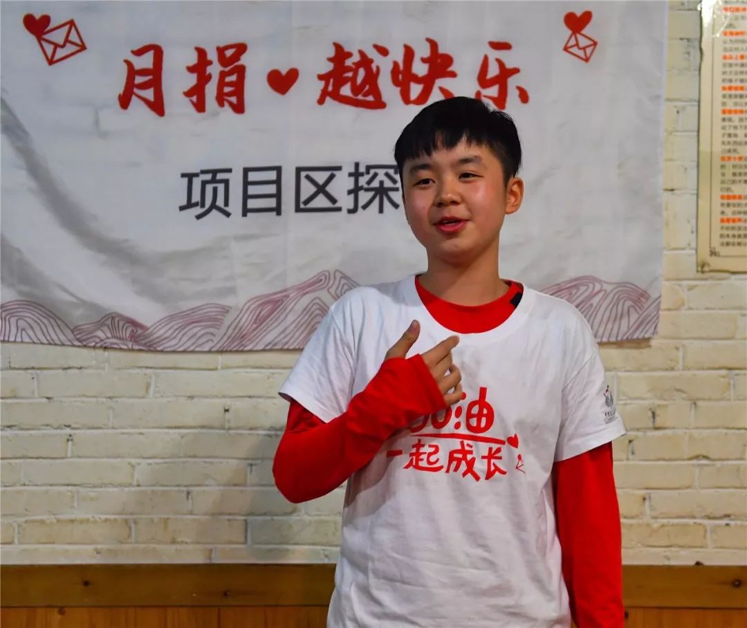 一群外来人带着「梦想」的旅行箱,打破了山娃娃们的平静生活……