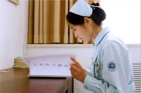 插胃管时胃管盘在口腔，怎么办？