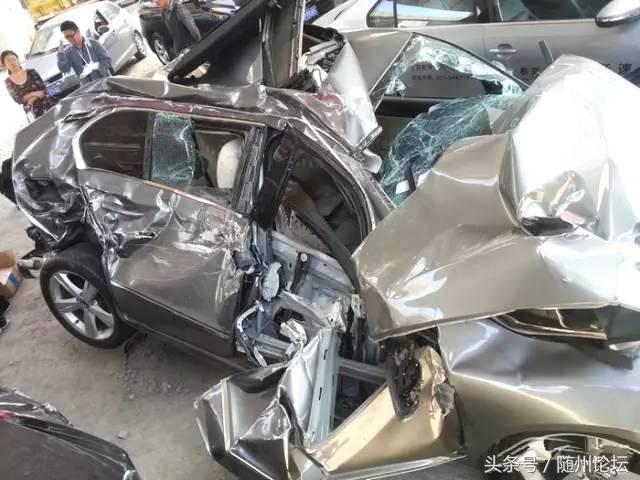 百万豪车被扔掉,百万豪车被扔在高速里