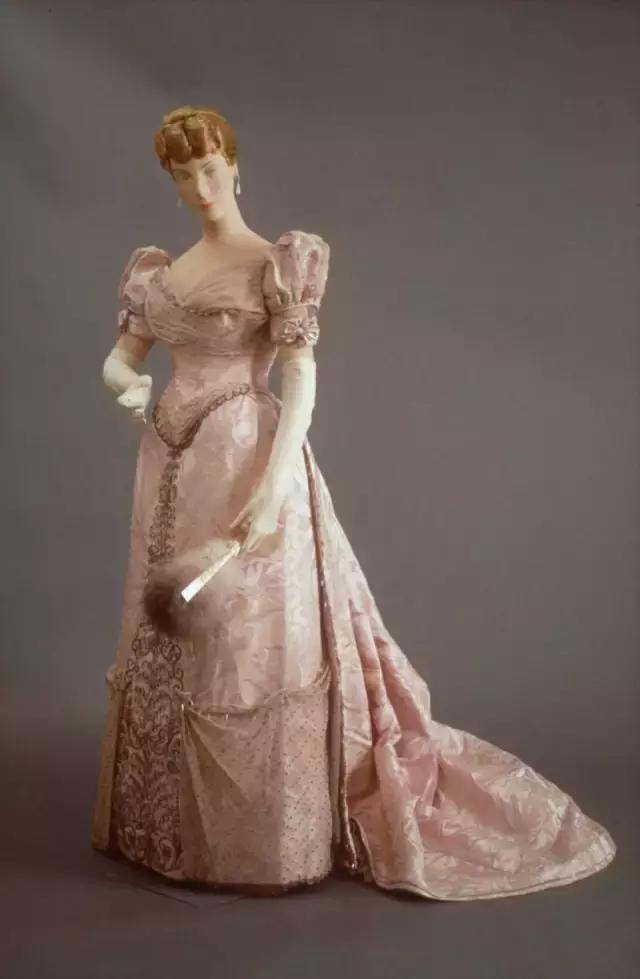 洛丽塔服装真人版,洛丽塔服装含义