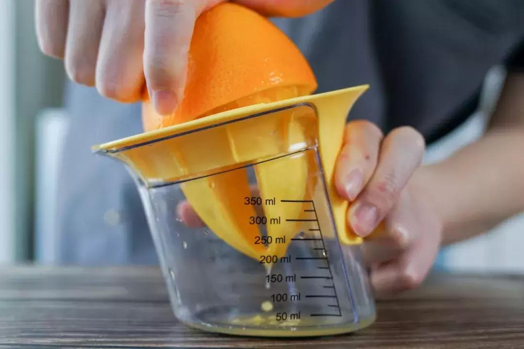 工作累了喝一杯小酒,上班这么辛苦还要回家做饭